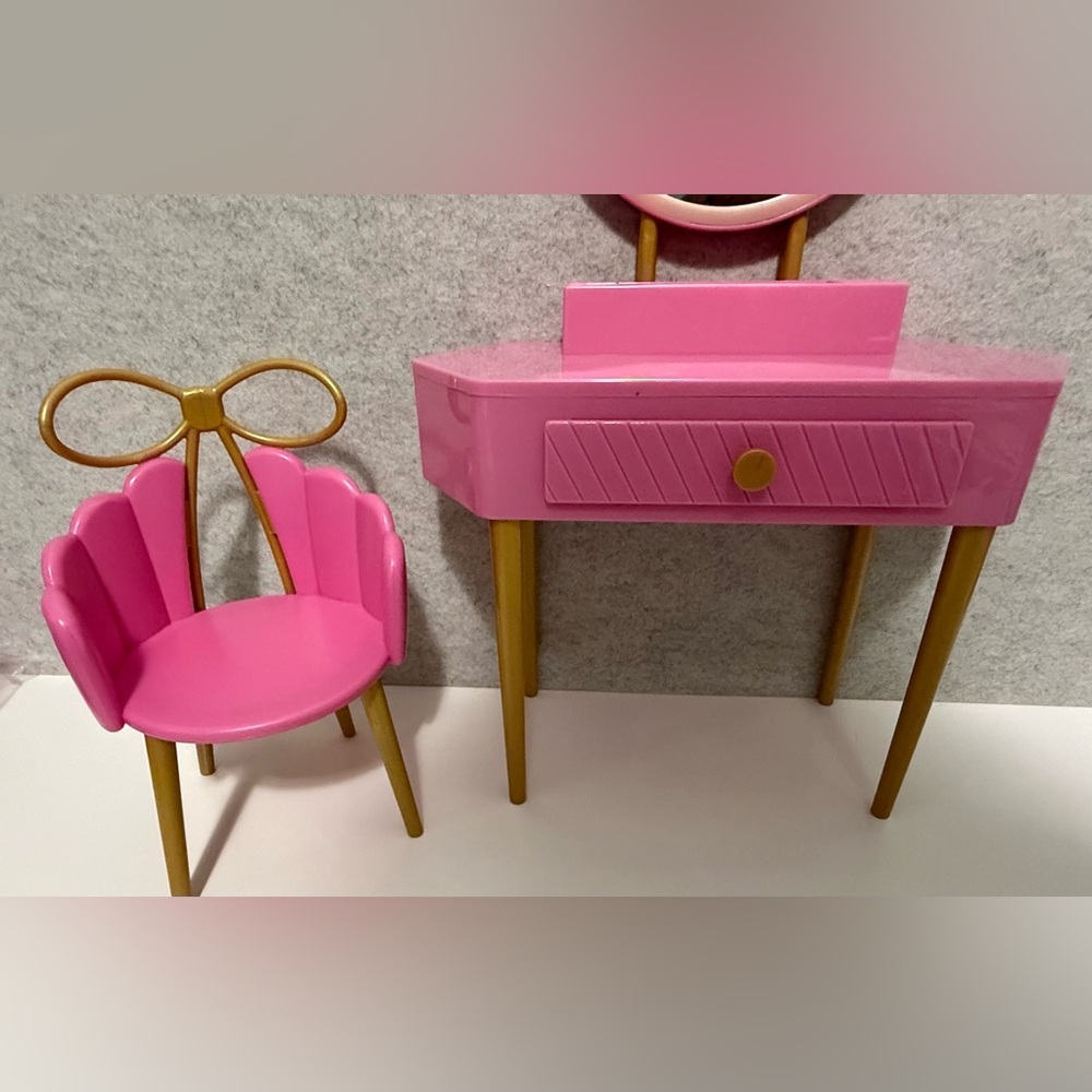 18โ OG Vanity Set Pink/Gold Table and Chair set (no accessories included) - Picture 3 of 14